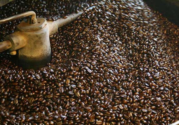 345_Eagle_River_Roasters_Roasting-beansintray-lowres